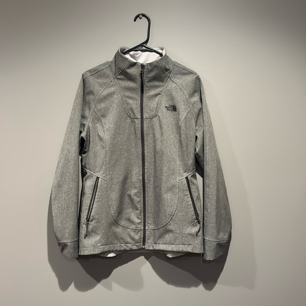 The North Face women’s Windwall Jacket Heather Gray
